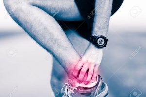 47866084-足首の足の痛み、痛みや痛みを伴う足の筋肉、捻挫やけいれん痛み赤ピンクの明るい場所でいっぱいを抱きかかえた。トレーニング運動や屋外を実